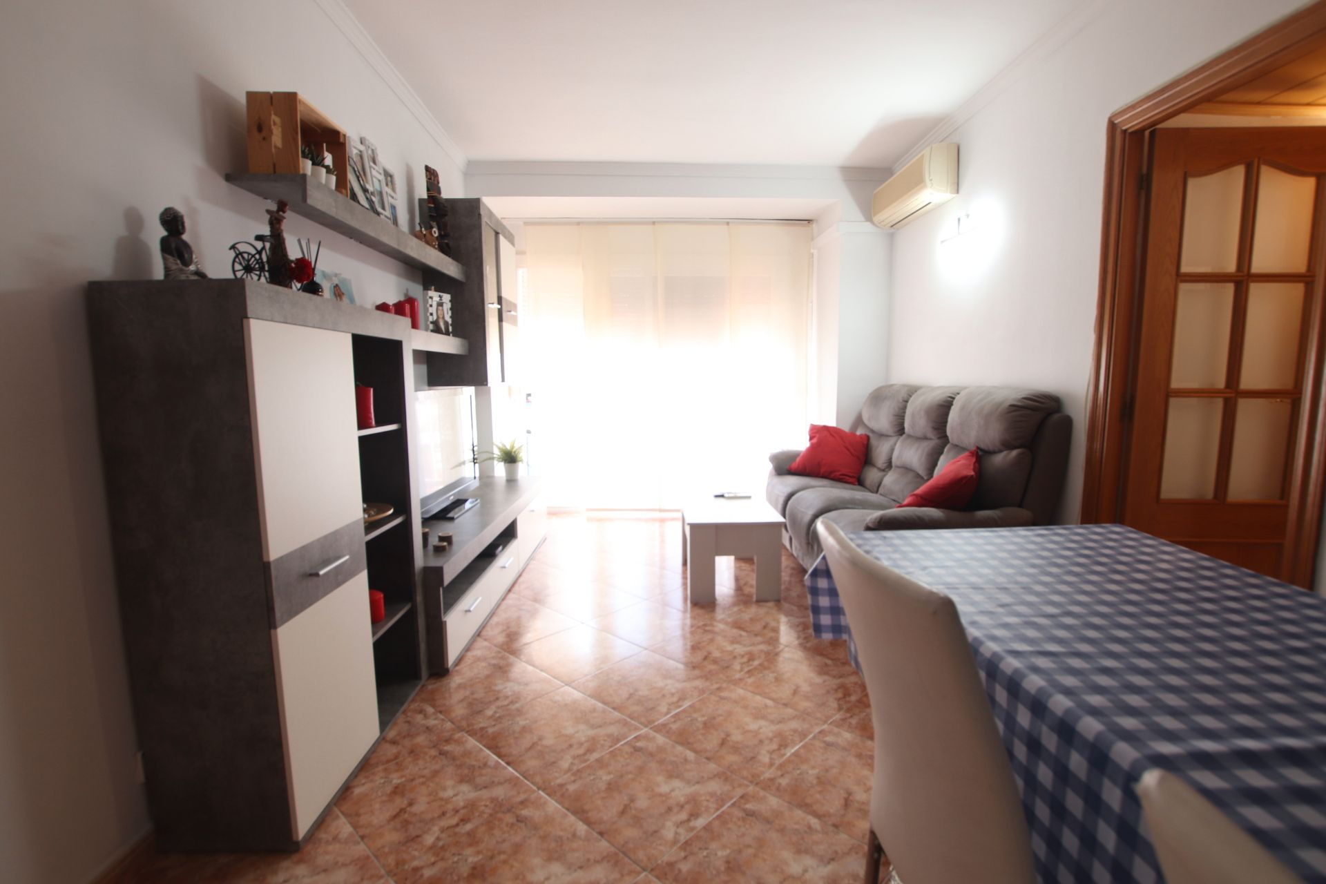 Sala d'estar de Pis en venda en L'Hospitalet de Llobregat amb Aire condicionat, Calefacció i Forn