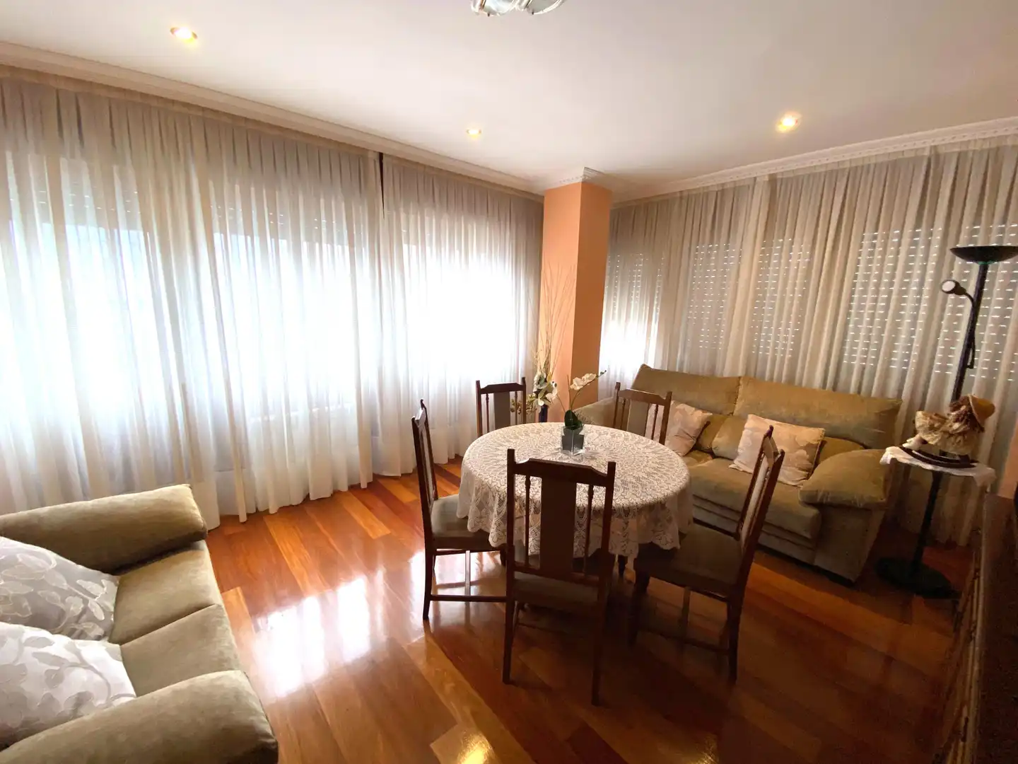Sala de estar de Piso en venta en Castro-Urdiales con Horno, Lavadora y Microondas