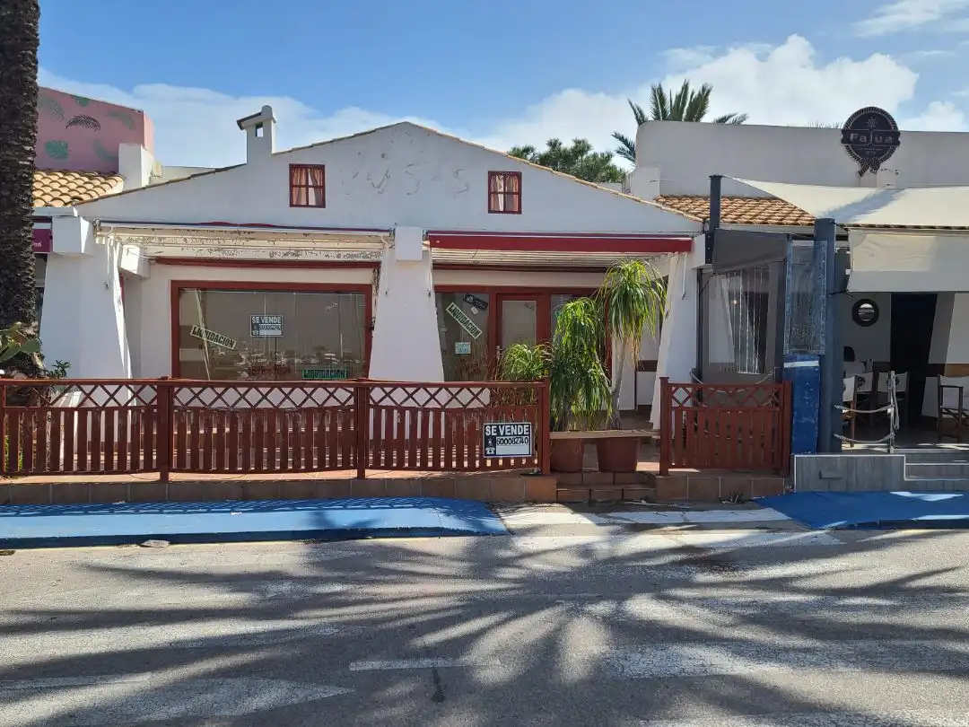 Vista exterior de Local en venda en La Manga del Mar Menor amb Aire condicionat, Calefacció i Terrassa