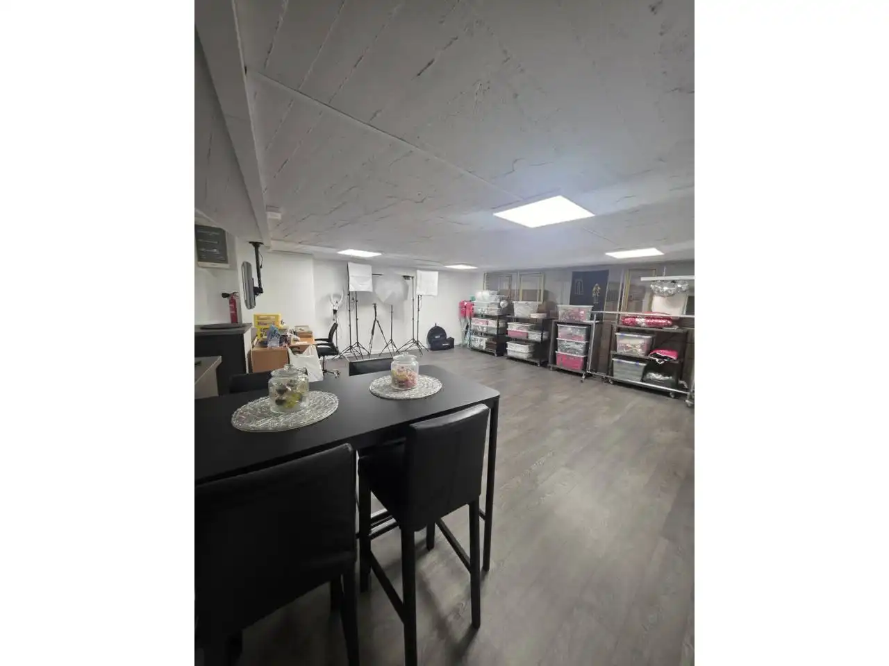 Commercial properties for rent in Manresa  with Air Conditioner and Alarm