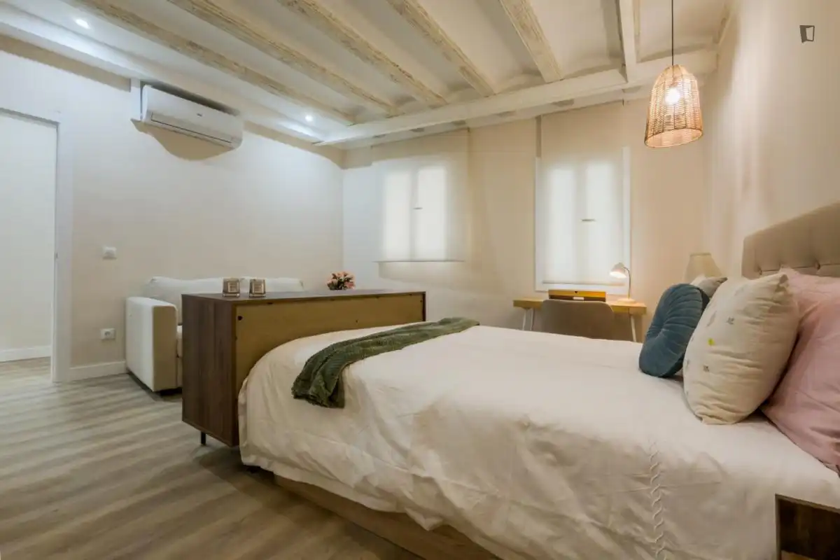 Schlafzimmer von Wohnungen zur Miete in Barcelona mit Klimaanlage, Heizung und Möbliert