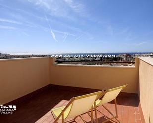 Terrassa de Casa adosada en venda en Zahara de los Atunes amb Aire condicionat i Piscina