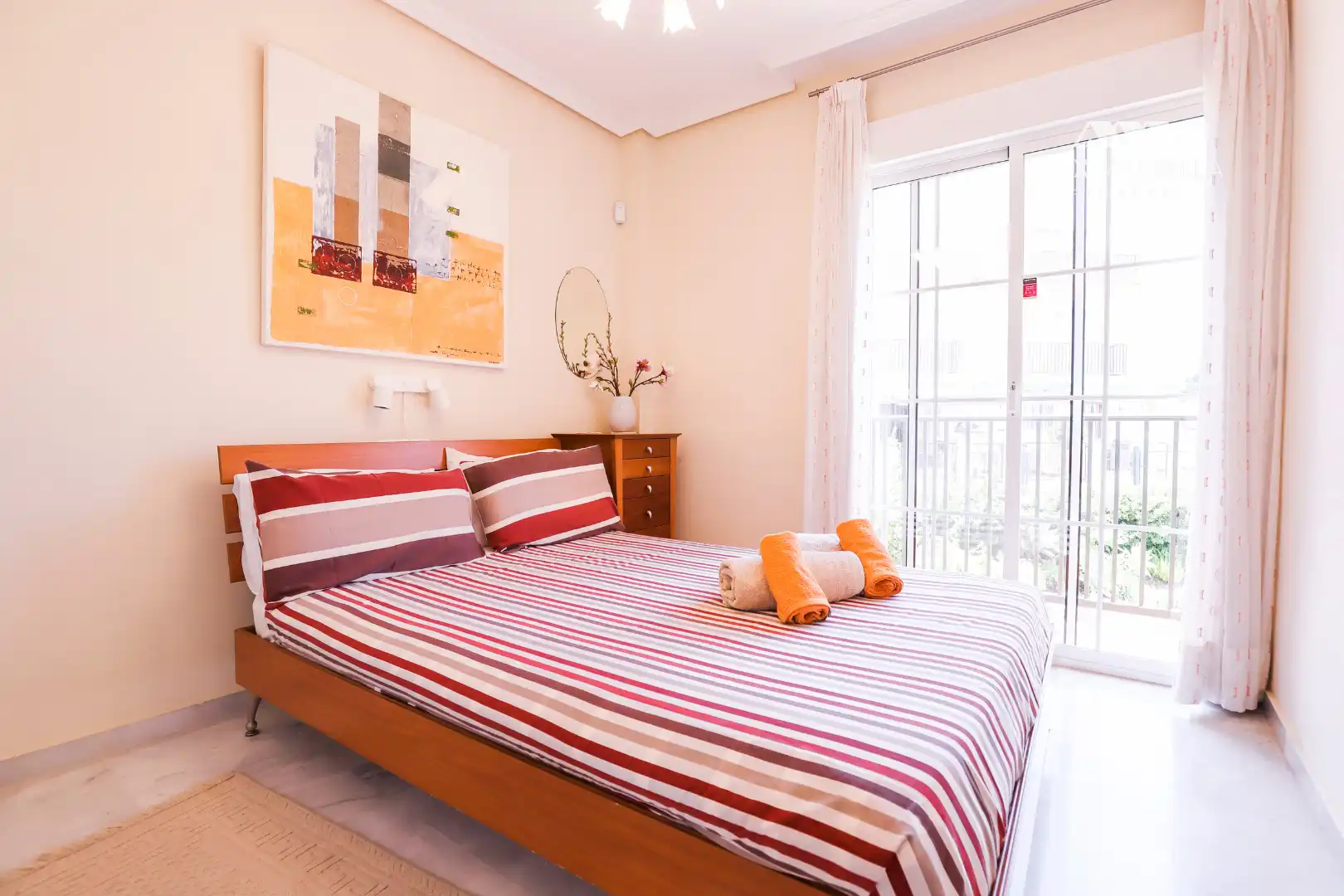 Schlafzimmer von Einfamilien-Reihenhaus zum Verkauf in Marbella mit Klimaanlage, Privatgarten und Terrasse