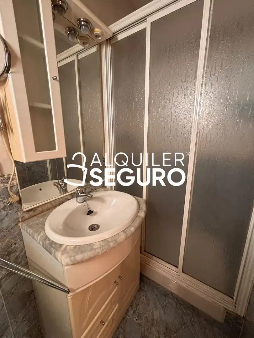 Bathroom of Flat for rent in Puente de Vallecas