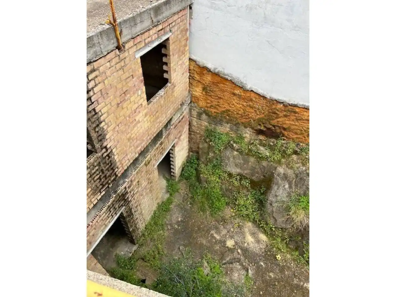 Vista exterior de Edifici en venda en Aznalcóllar