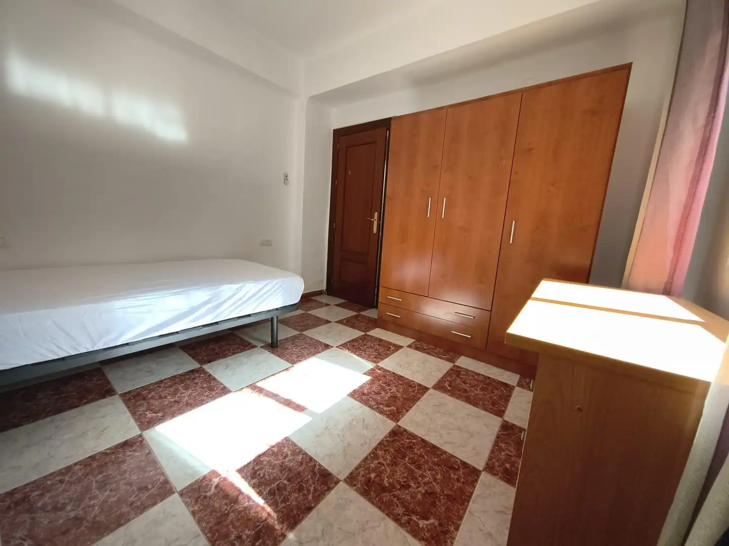 Habitación de Piso de alquiler en Granada con Terraza y Amueblado
