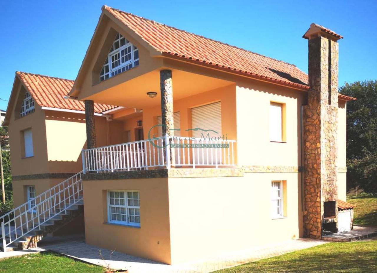 Vista exterior de Casa o xalet en venda en Cangas  amb Calefacció, Jardí privat i Terrassa