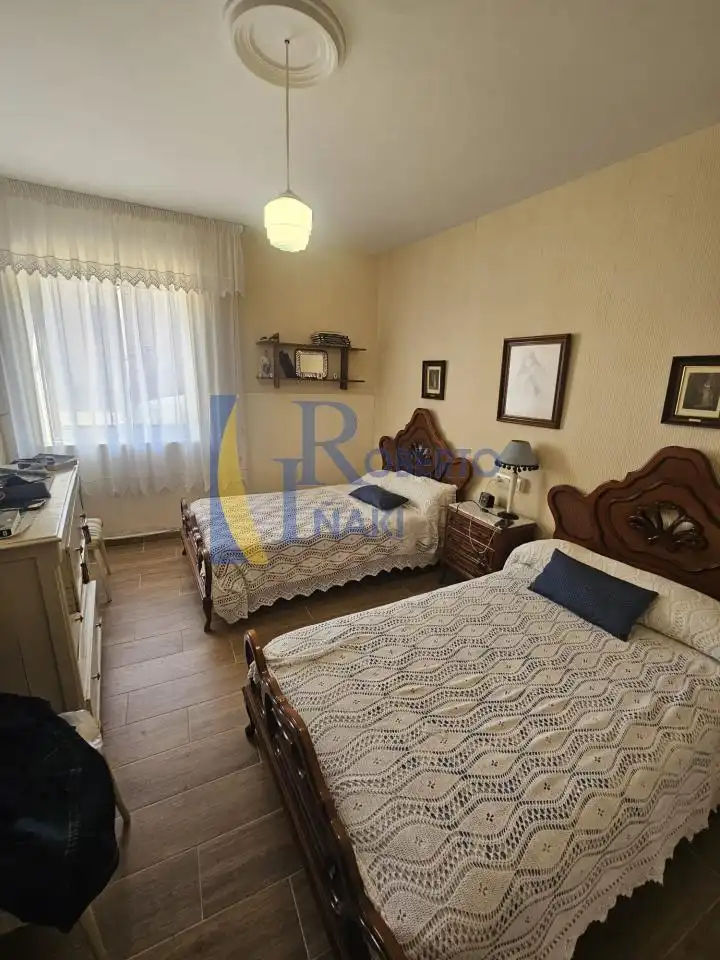 Dormitori de Casa o xalet en venda en Gusendos de los Oteros amb Jardí privat, Traster i Moblat