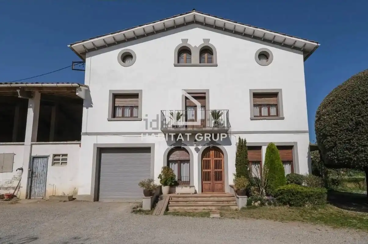 Vista exterior de Casa o xalet en venda en Torelló amb Jardí privat i Terrassa