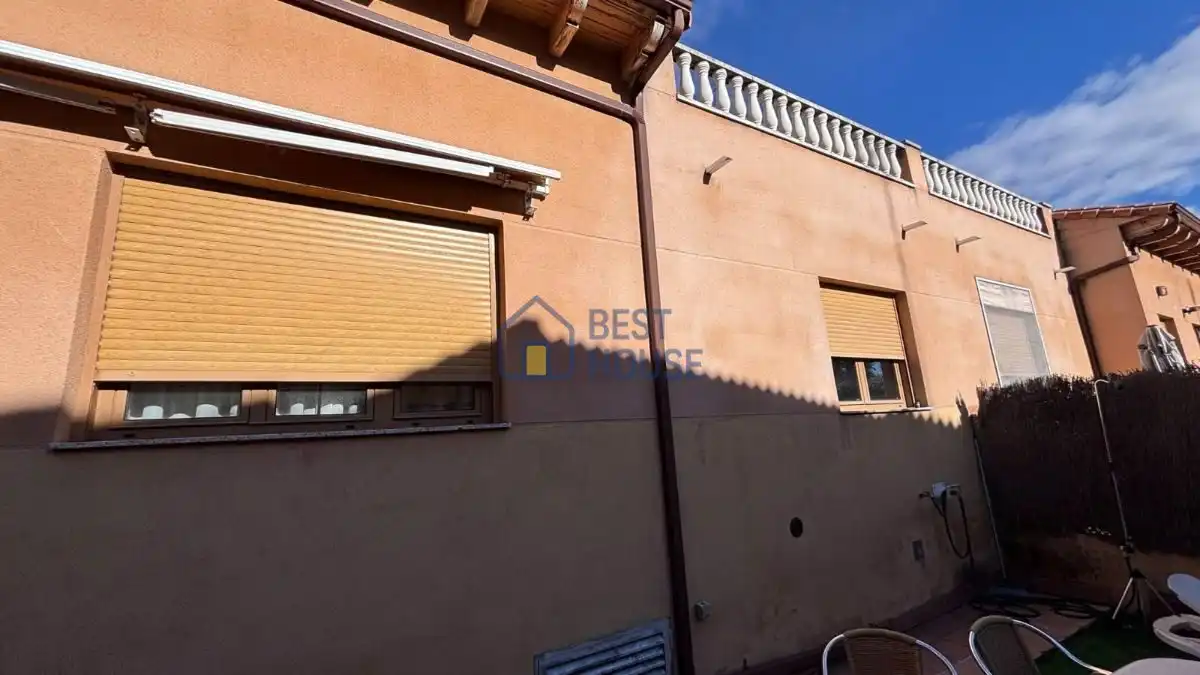 Vista exterior de Casa adosada en venda en Sariegos amb Calefacció, Parquet i Terrassa
