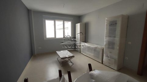 Piso dúplex en calle San Pedro. Cuenta con una superficie de 125 m2. distribuidos en recibidor, salón-comedor, cocina, cuarto de b