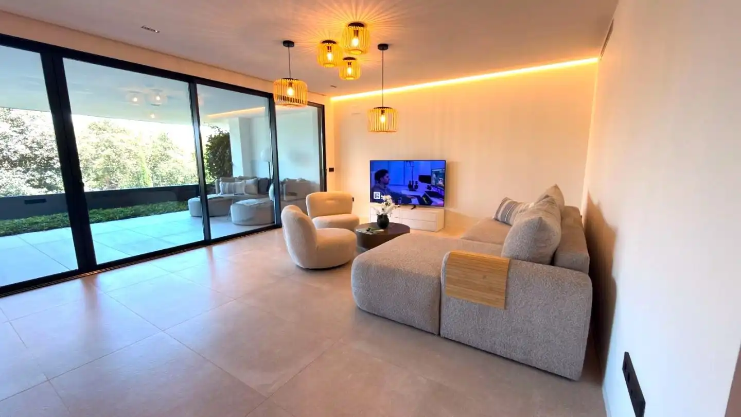 Wohnzimmer von Wohnung zum Verkauf in Sotogrande mit Klimaanlage, Heizung und Privatgarten