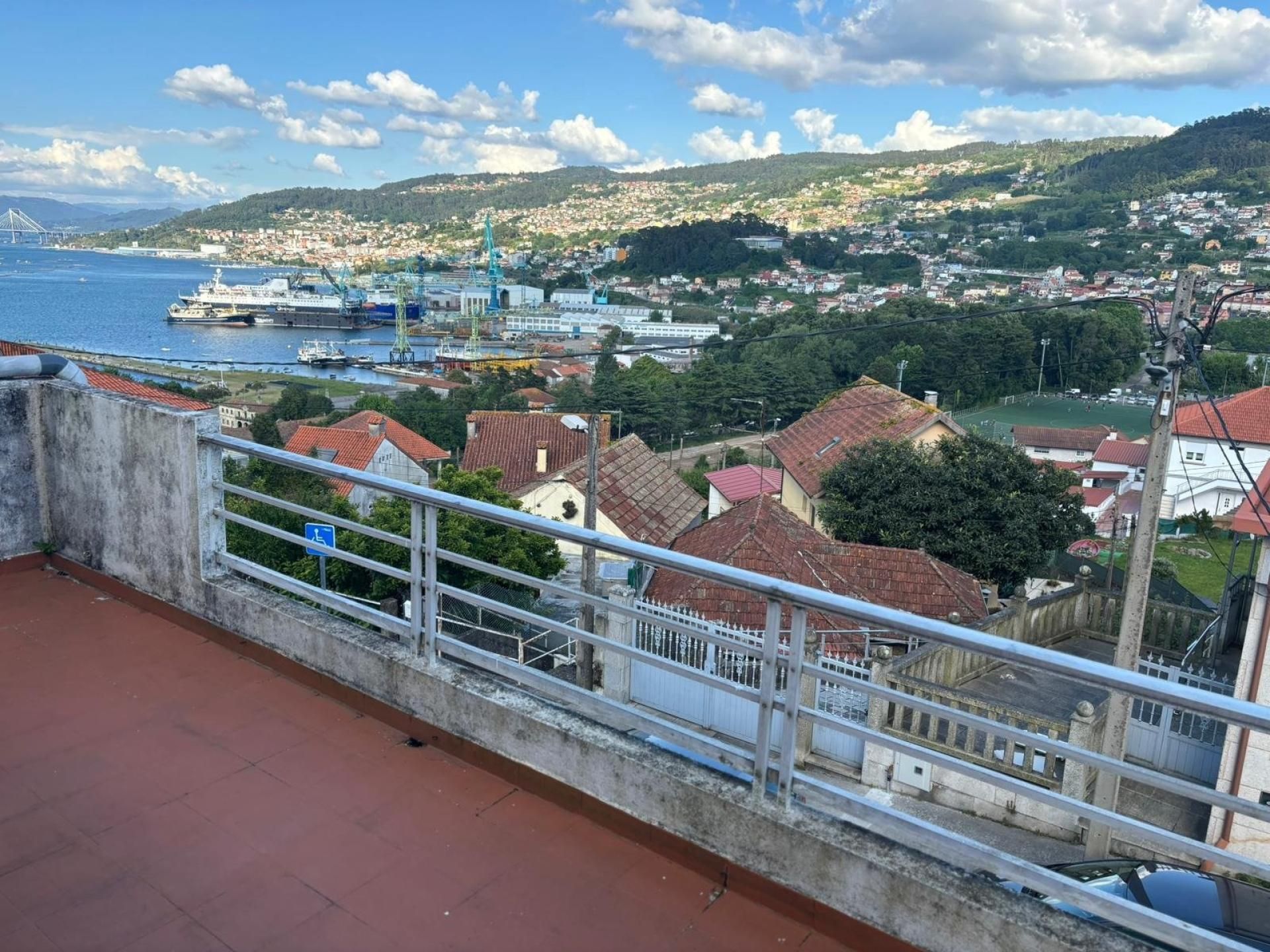 Vista exterior de Casa o xalet en venda en Vigo  amb Calefacció i Terrassa