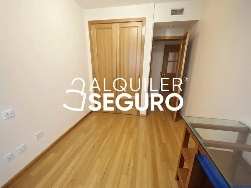 Dormitori de Pis de lloguer en Madrid amb Aire condicionat, Calefacció i Piscina