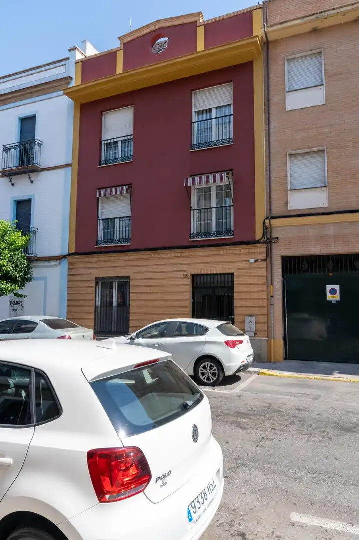 Außenansicht von Wohnung zum Verkauf in Sevilla mit Klimaanlage, Heizung und Privatgarten