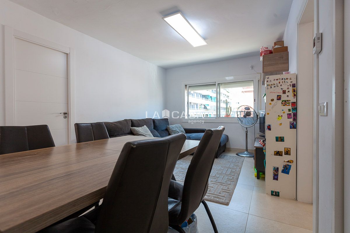 Sala d'estar de Pis en venda en L'Hospitalet de Llobregat amb Aire condicionat, Calefacció i Forn