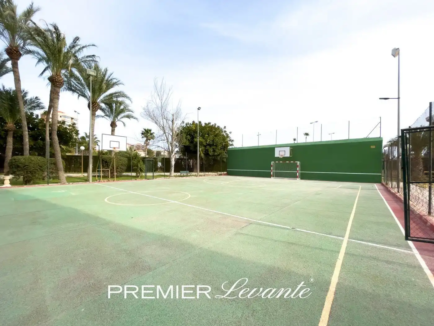 Vista exterior de Piso en venta en Alicante / Alacant con Aire acondicionado, Calefacción y Jardín privado