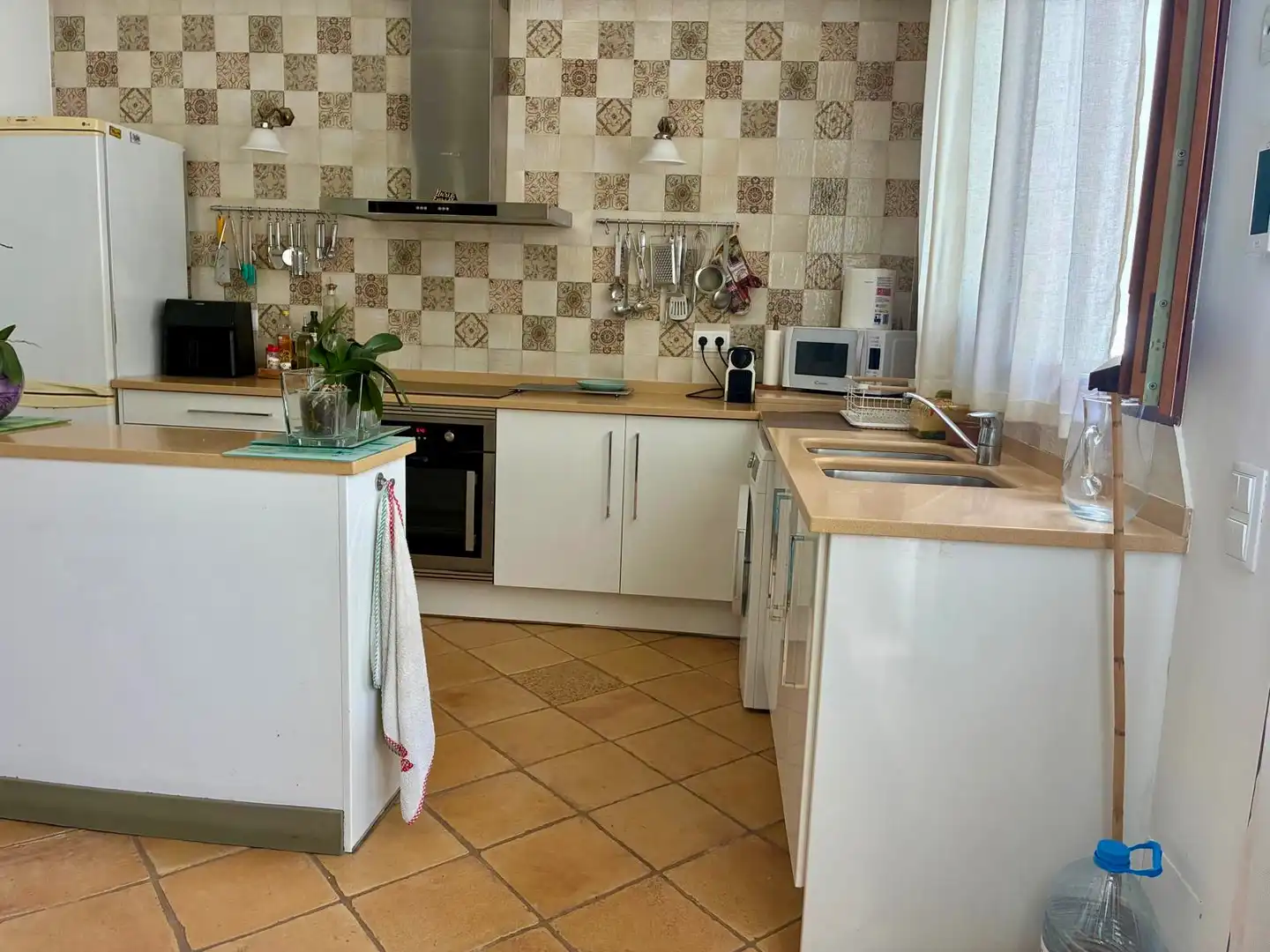Cuina de Casa adosada en venda en Canet de Mar amb Aire condicionat, Terrassa i Forn