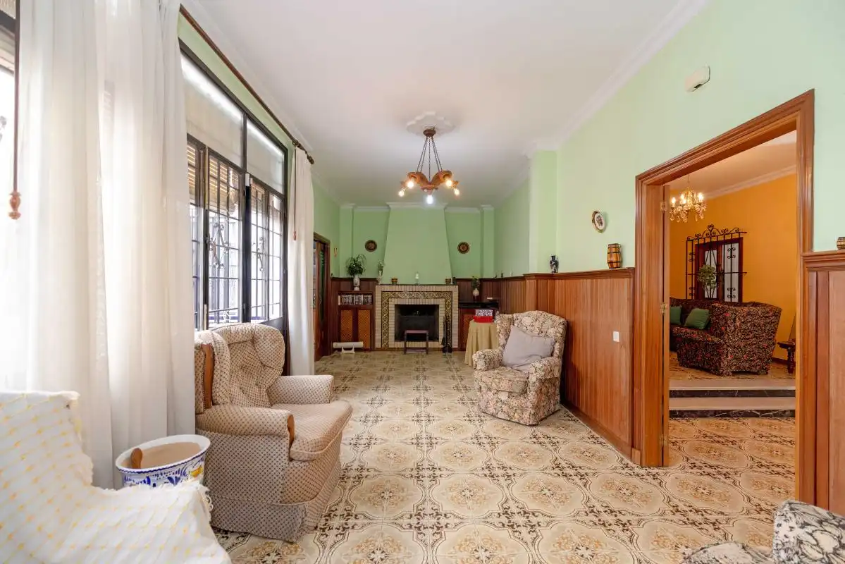 Sala d'estar de Casa adosada en venda en Dos Hermanas amb Aire condicionat, Calefacció i Jardí privat