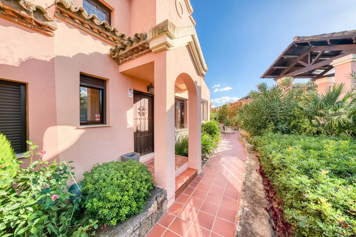 Vista exterior de Casa adosada en venta en Estepona con Aire acondicionado, Terraza y Alarma