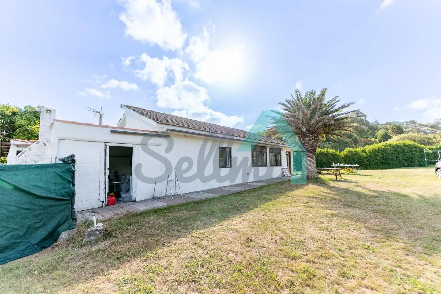 Vista exterior de Casa o xalet de lloguer en Gijón  amb Jardí privat, Piscina i Moblat