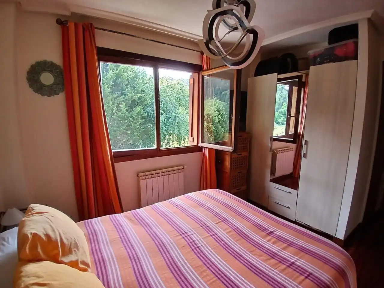 Schlafzimmer von Einfamilien-Reihenhaus zum Verkauf in Castro-Urdiales mit Heizung, Privatgarten und Terrasse