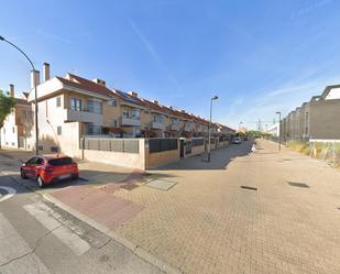 Vista exterior de Casa adosada en venda en Getafe amb Terrassa, Traster i Balcó