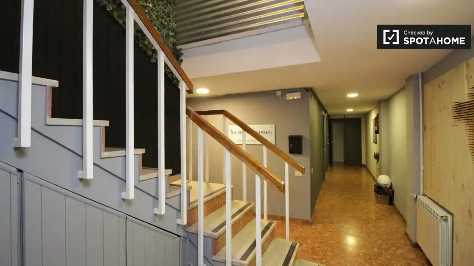 Flat for share in Barcelona  with Air Conditioner, Heating and Furnished