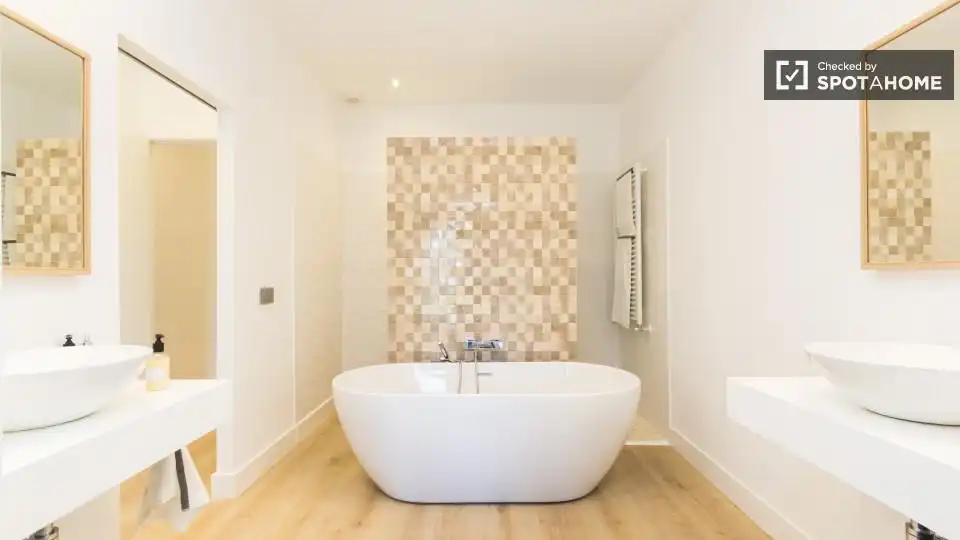 Bathroom of Flat for rent in Madrid  with Air Conditioner, Heating and Furnished