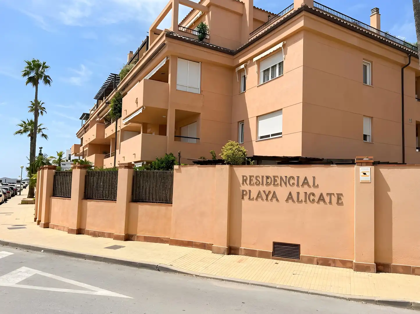 Außenansicht von Erdgeschoss zum Verkauf in Marbella mit Klimaanlage, Privatgarten und Terrasse