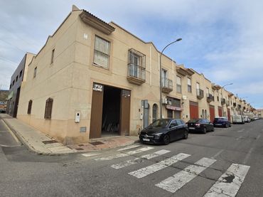 Gewerbefläche zum Verkauf in Huércal de Almería
