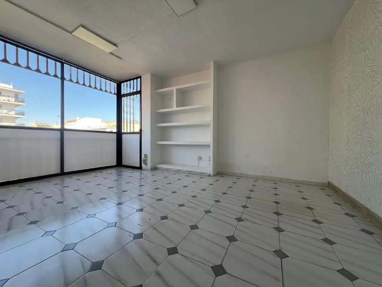 Office for rent in Fuengirola  with Air Conditioner