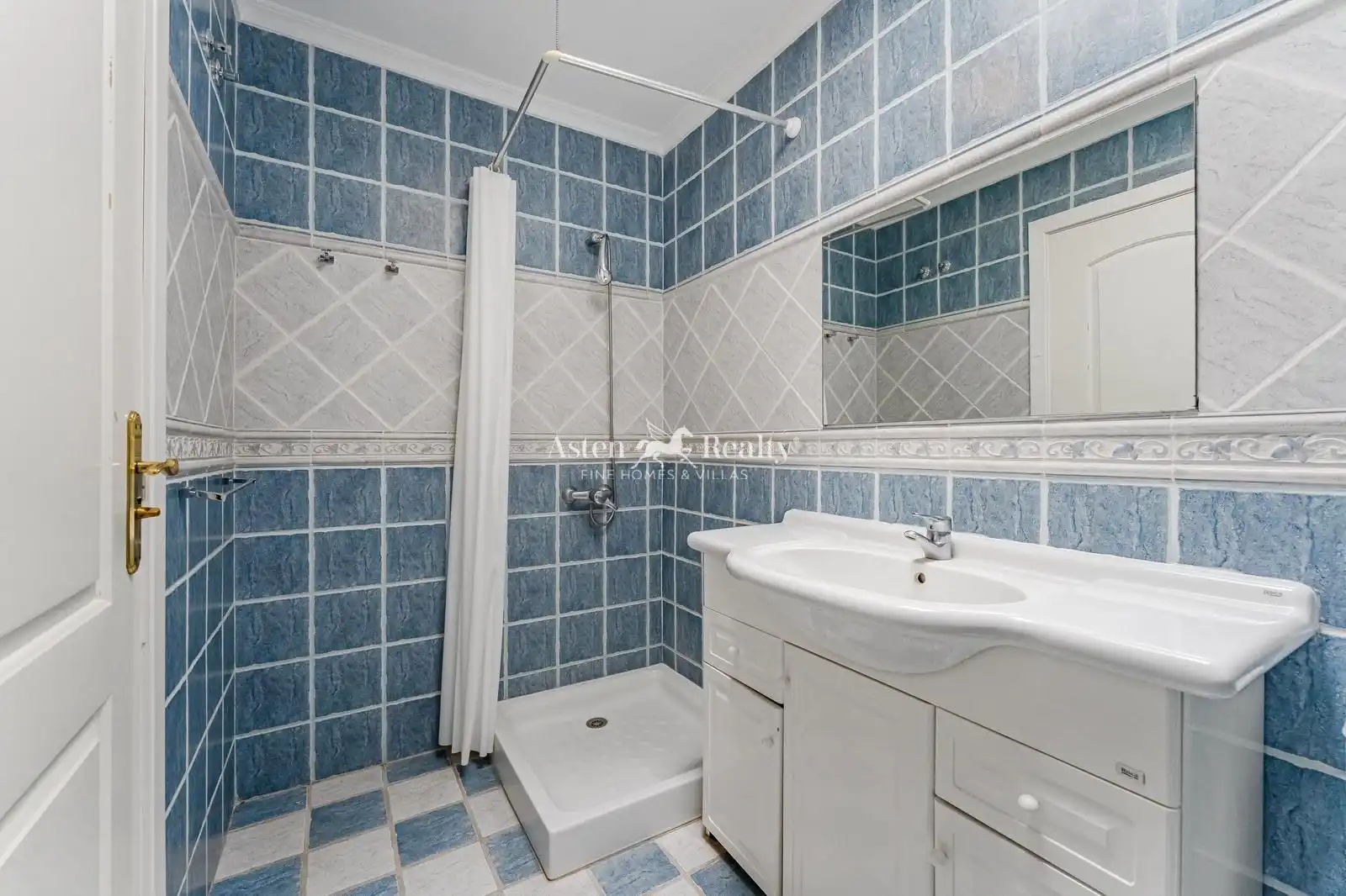 Baño de Casa adosada en venta en San Miguel de Abona con Aire acondicionado, Calefacción y Jardín privado