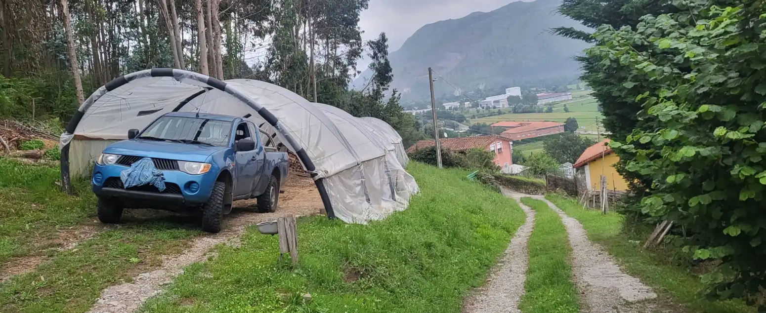 Parking de Casa o chalet en venta en Los Corrales de Buelna  con Jardín privado