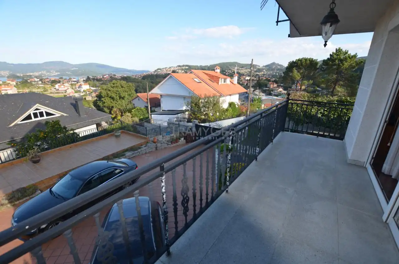 Vista exterior de Casa o xalet en venda en Redondela amb Calefacció, Jardí privat i Terrassa