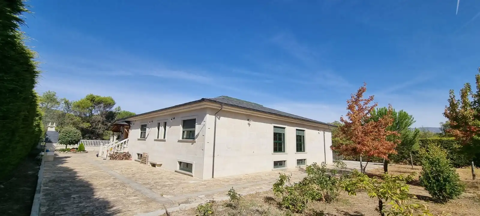 Vista exterior de Casa o xalet en venda en Moralzarzal amb Aire condicionat, Calefacció i Jardí privat
