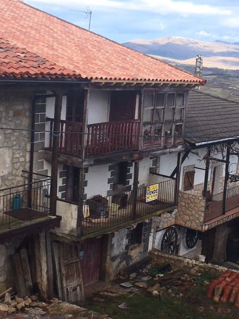 Vista exterior de Casa o xalet en venda en Merindad de Montija amb Jardí privat