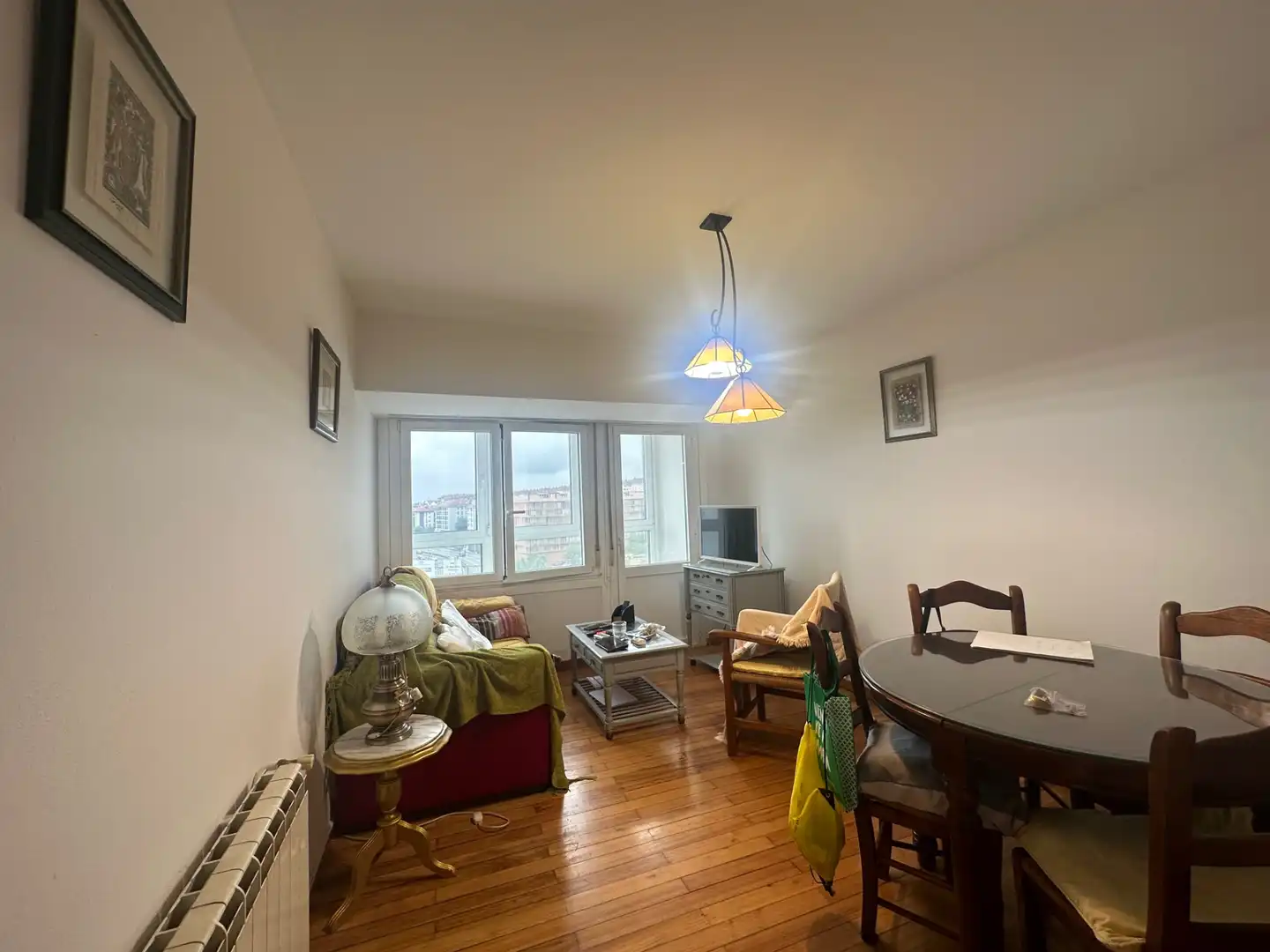 Living room of Flat for rent in Santiago de Compostela   with Heating, Parquet flooring and Furnished