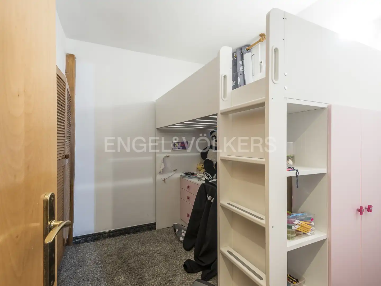 Dormitori de Casa o xalet en venda en Barcelona amb Calefacció, Terrassa i Piscina