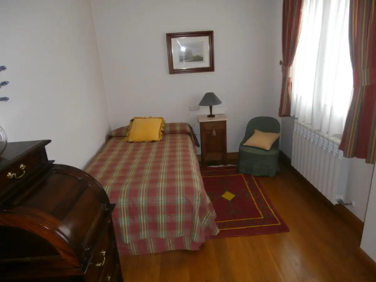 Dormitori de Casa o xalet en venda en Oviedo  amb Calefacció, Jardí privat i Terrassa