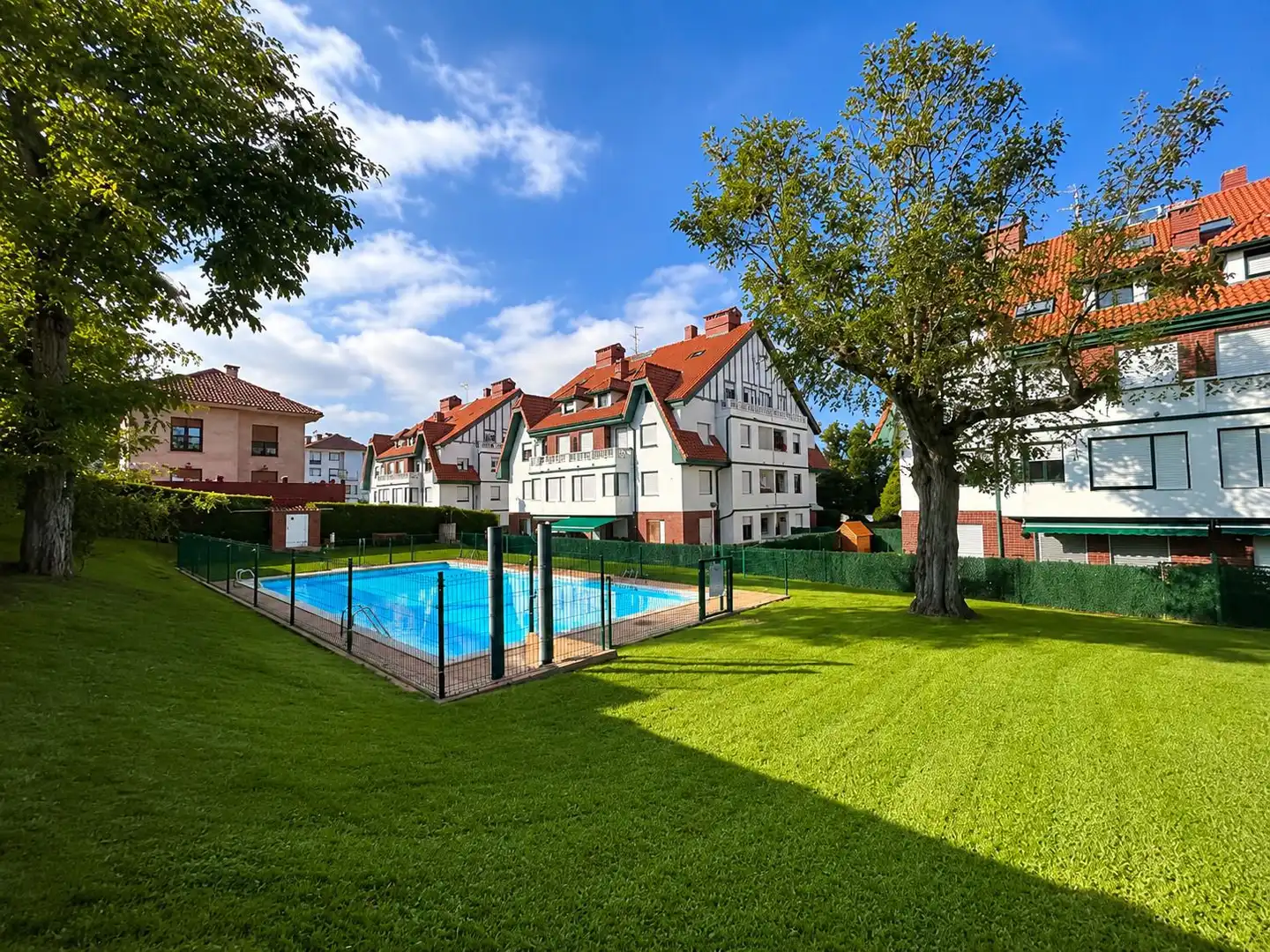 Piscina de Piso en venta en Bárcena de Cicero con Calefacción, Trastero y Amueblado