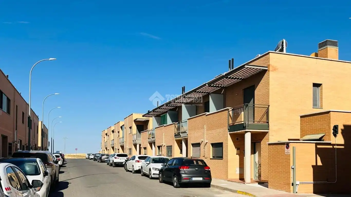 Vista exterior de Casa adosada en venda en Bargas amb Calefacció i Piscina comunitària