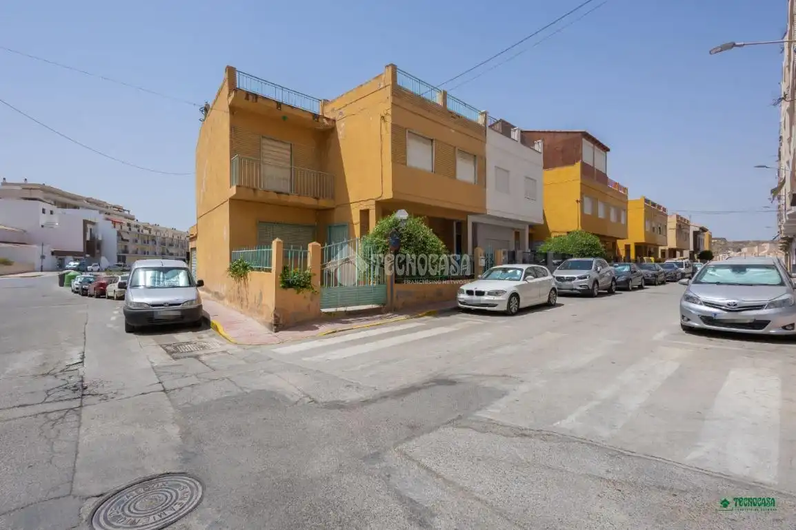 Vista exterior de Casa adosada en venda en Albox amb Balcó
