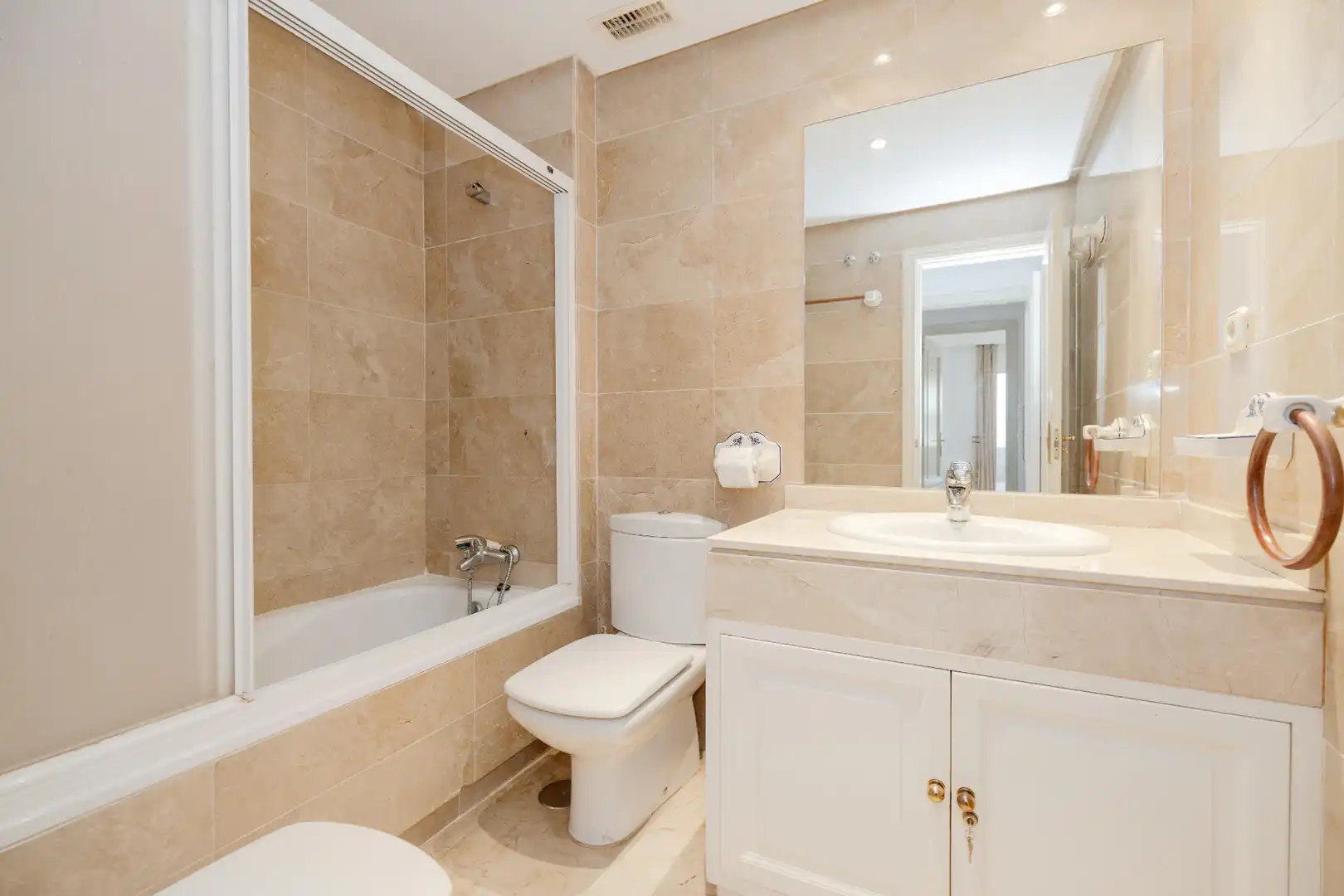 Bathroom of Flat for sale in Marbella  with Air Conditioner, Heating and Terrace