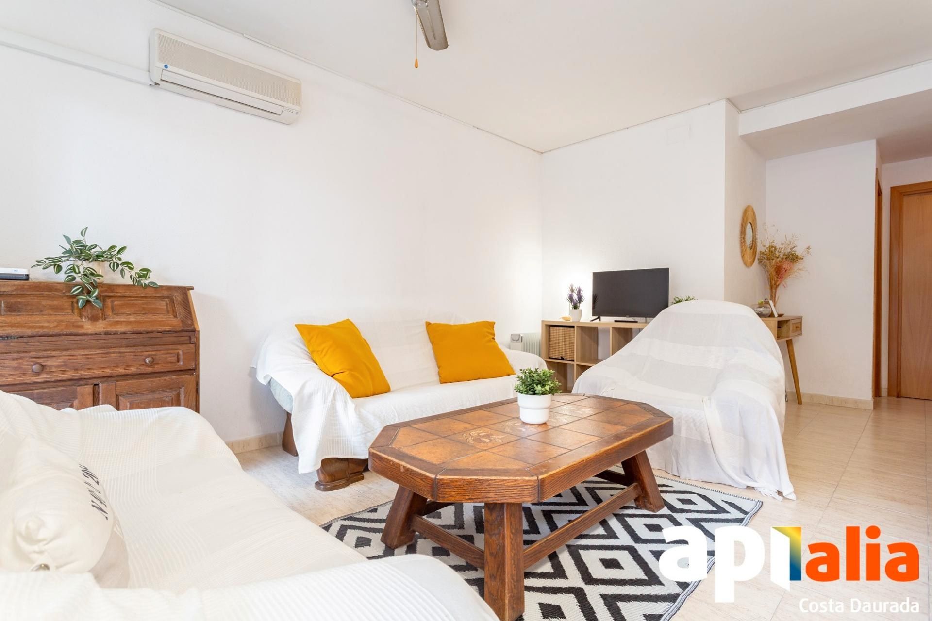Living room of Planta baja for sale in Salou  with Air Conditioner, Terrace and Furnished