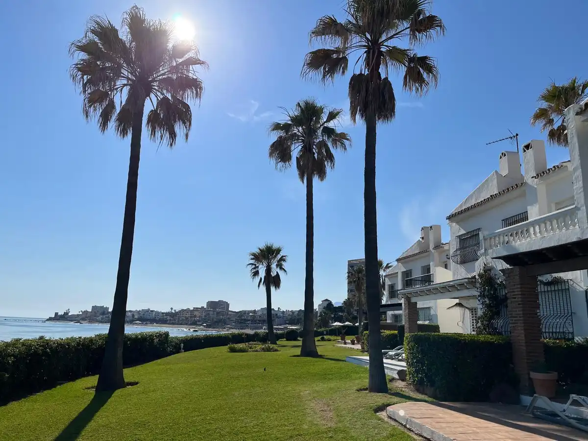 Vista exterior de Casa adosada en venda en Mijas amb Aire condicionat, Calefacció i Terrassa