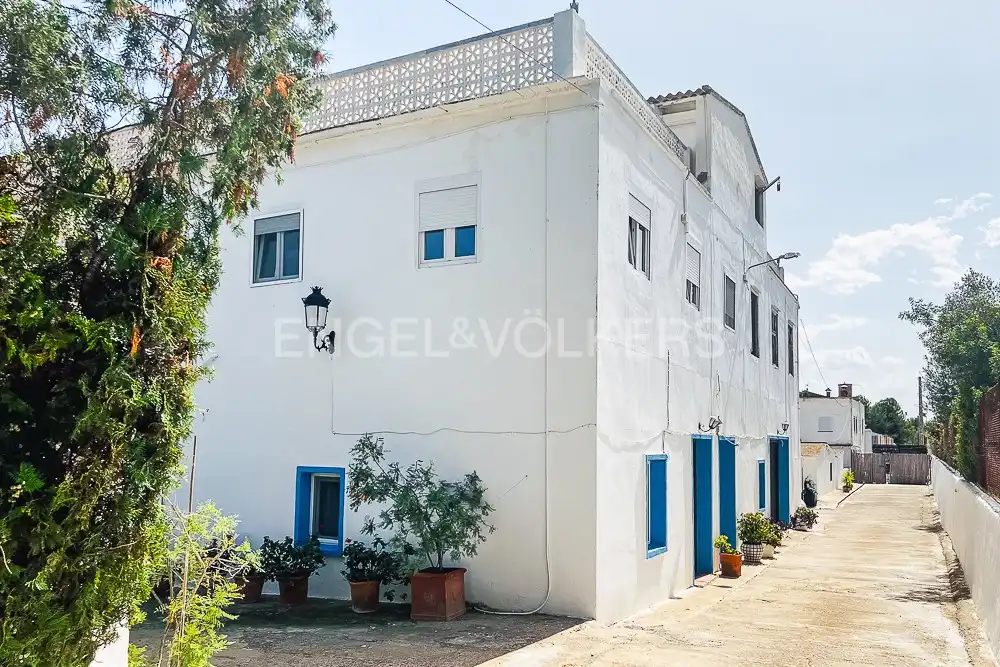 Vista exterior de Casa o xalet en venda en Riba-roja de Túria amb Aire condicionat, Calefacció i Jardí privat
