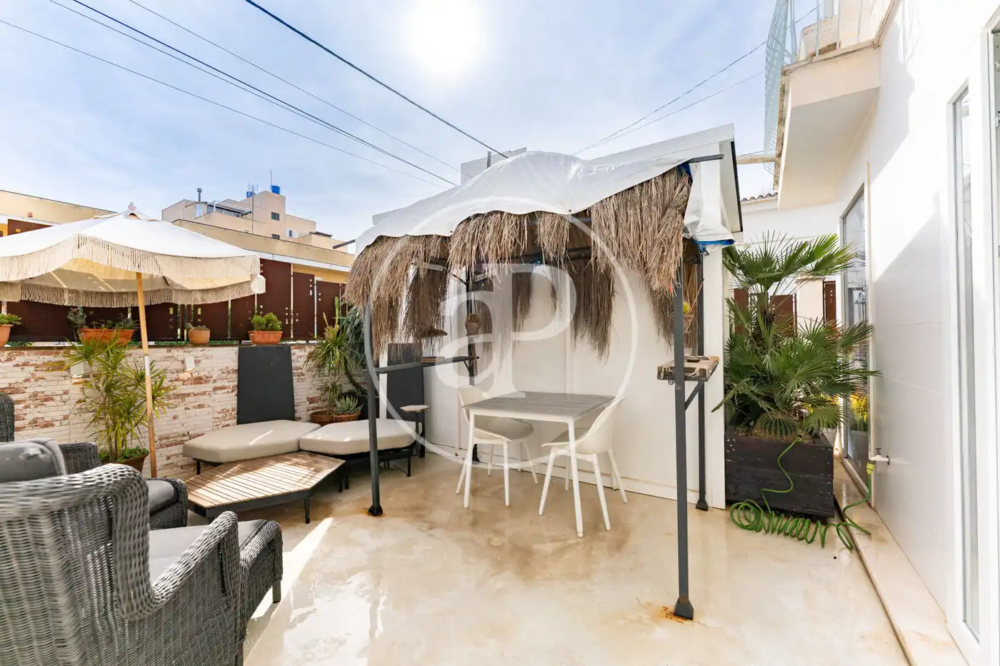 Außenansicht von Wohnung zum Verkauf in  Palma de Mallorca mit Klimaanlage, Privatgarten und Terrasse