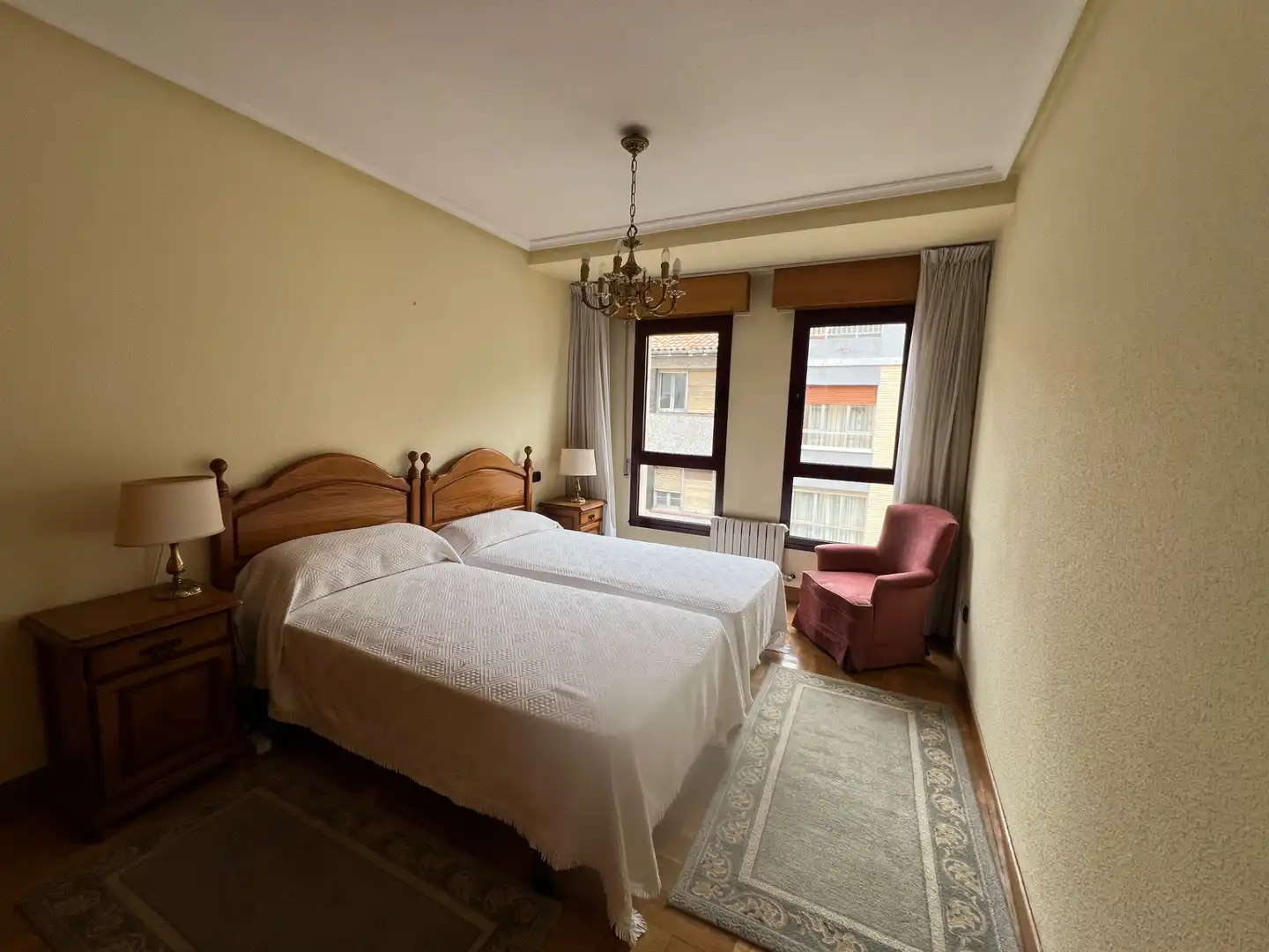 Habitación de Apartamento en venta en Oviedo  con Calefacción, Parquet y Amueblado
