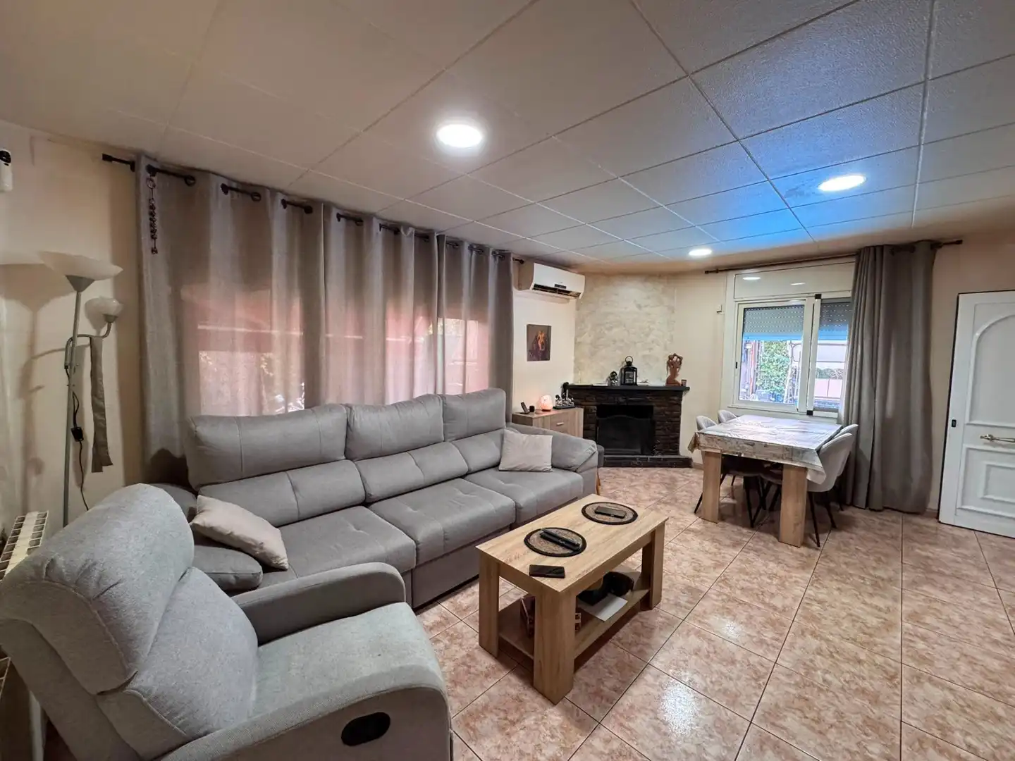 Sala de estar de Casa o chalet en venta en Riells i Viabrea con Aire acondicionado, Calefacción y Jardín privado
